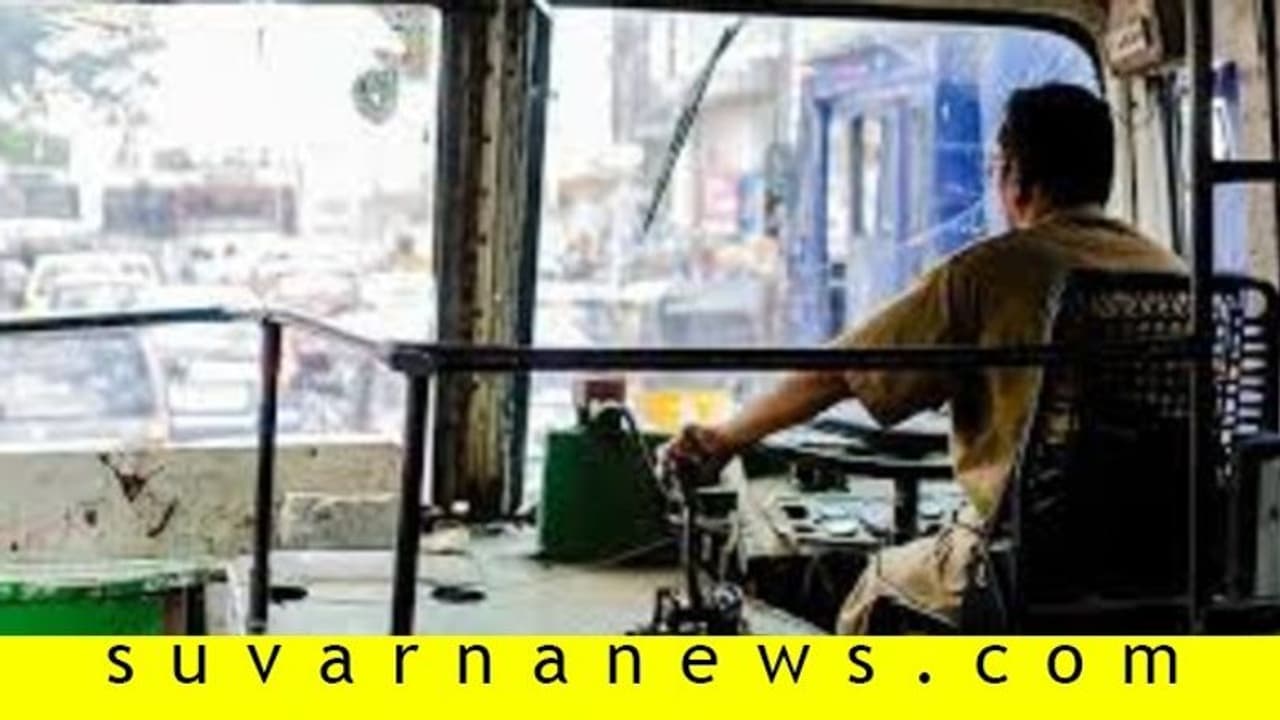 ರಸ್ತೆ ಮಧ್ಯೆ ಬಸ್ ನಿಲ್ಲಿಸಿ ಚಾಲಕರ ಹೊಡೆದಾಟ..! ರಸ್ತೆ ಮಧ್ಯೆ ಬಸ್ ನಿಲ್ಲಿಸಿ ಚಾಲಕರ ಹೊಡೆದಾಟ..!