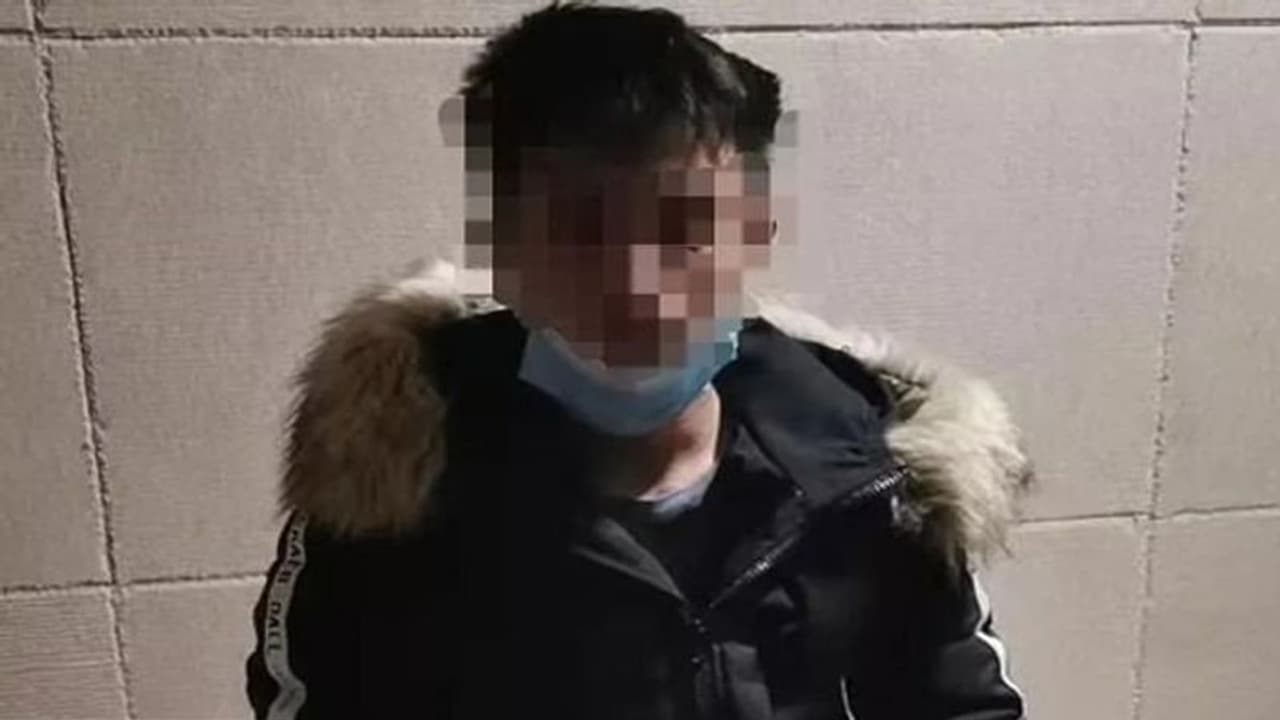 தனிமையில் இருந்த இளம்பெண்ணை பலாத்காரம் செய்ய முயன்ற கொள்ளையன்... ஒரே நொடியில் காப்பாற்றிய கொரோனா வைரஸ்..! தனிமையில் இருந்த இளம்பெண்ணை பலாத்காரம் செய்ய முயன்ற கொள்ளையன்... ஒரே நொடியில் காப்பாற்றிய கொரோனா வைரஸ்..!