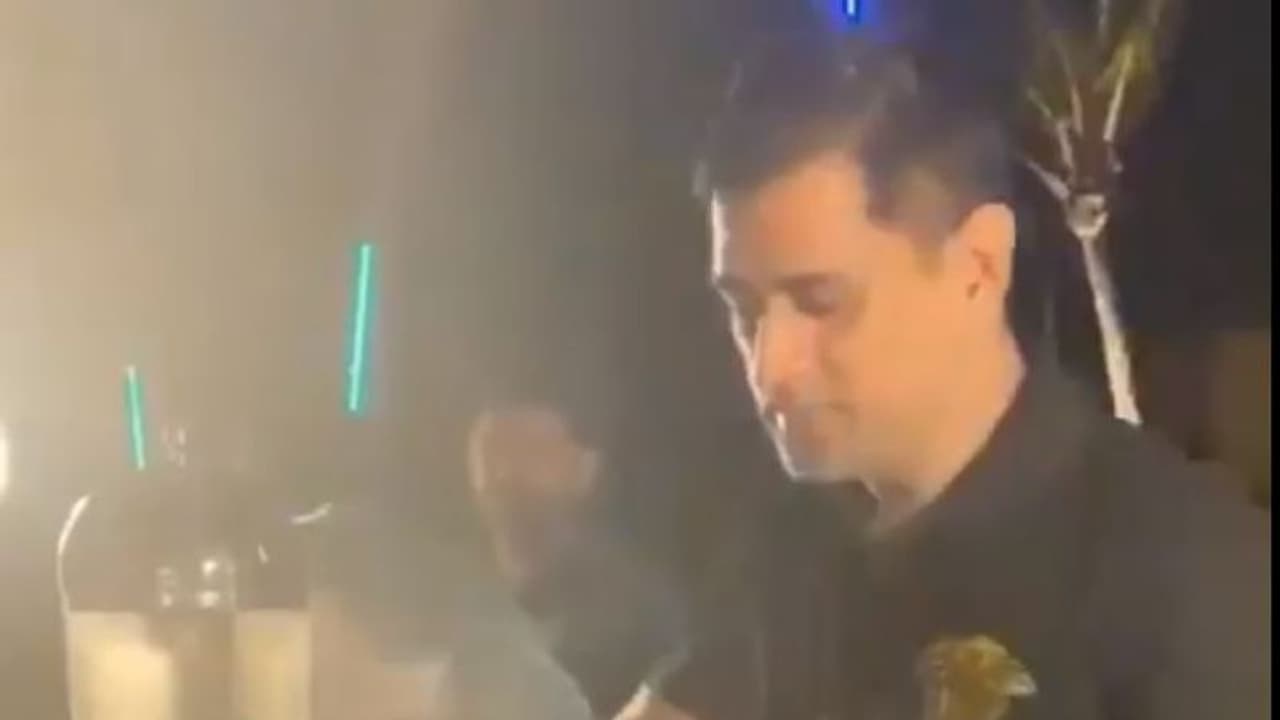 ಕ್ರಿಕೆಟ್ನಿಂದ ದೂರ ದೂರ, ಪಾನಿಪೂರಿ ಮಾಡಿ ಸರ್ಪ್ರೈಸ್ ನೀಡಿದ ಧೋನಿ! ಕ್ರಿಕೆಟ್ನಿಂದ ದೂರ ದೂರ, ಪಾನಿಪೂರಿ ಮಾಡಿ ಸರ್ಪ್ರೈಸ್ ನೀಡಿದ ಧೋನಿ!