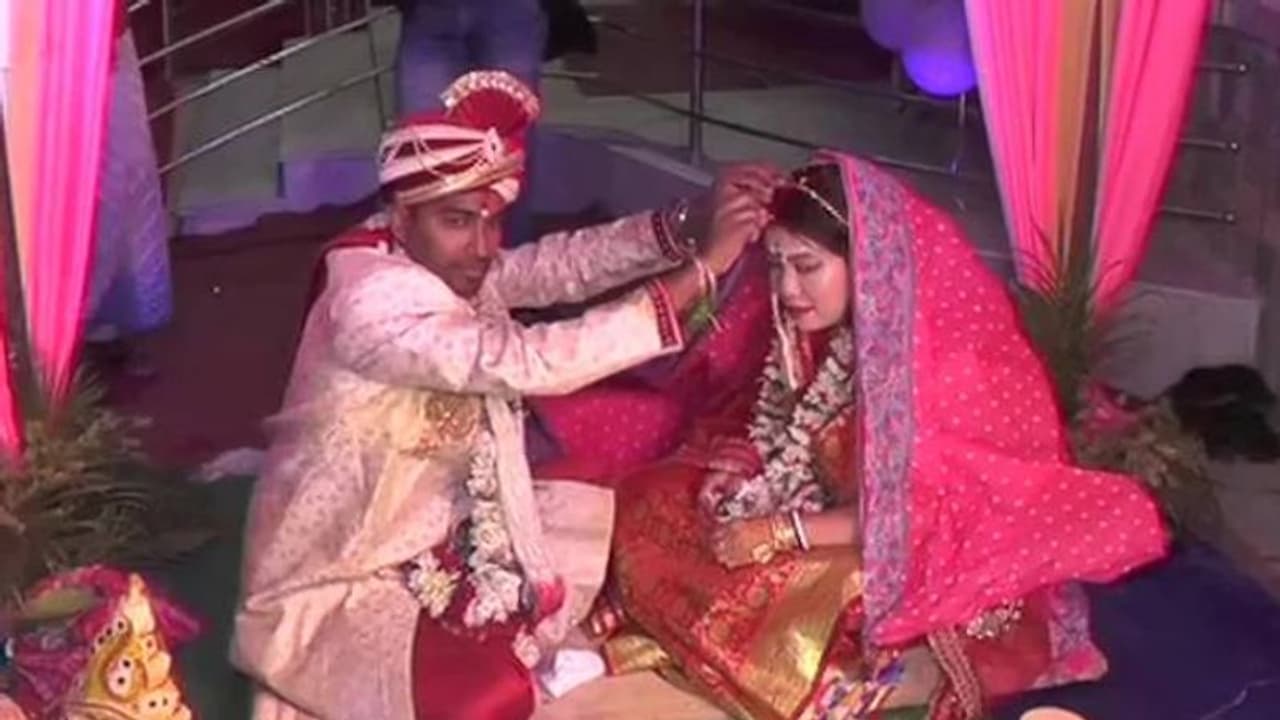 കൊറോണ വൈറസ് ഭീതി: കുടുംബാഗങ്ങളുടെ അസാന്നിധ്യത്തിൽ ബംഗാളിൽ ചൈനീസ് യുവതിക്ക് മംഗല്യം കൊറോണ വൈറസ് ഭീതി: കുടുംബാഗങ്ങളുടെ അസാന്നിധ്യത്തിൽ ബംഗാളിൽ ചൈനീസ് യുവതിക്ക് മംഗല്യം