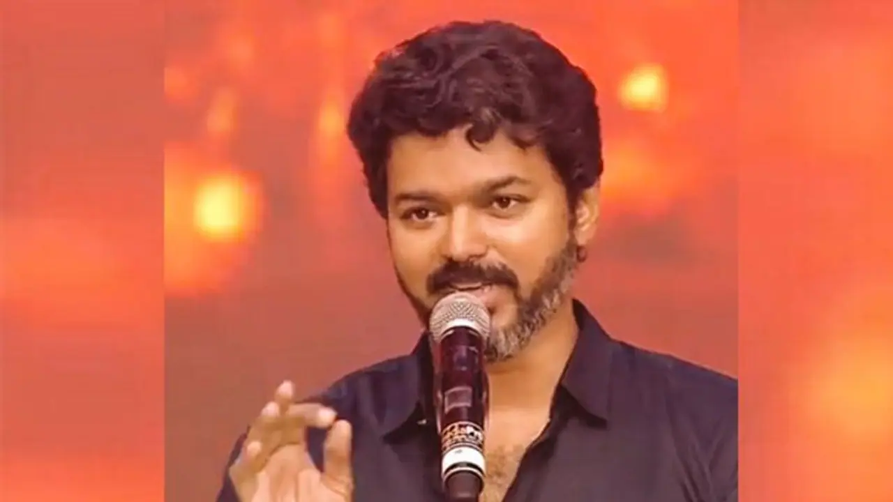 హీరో విజయ్ ఫ్యాన్స్ పై లాఠీ ఛార్జ్.. తీవ్ర ఉద్రిక్తత