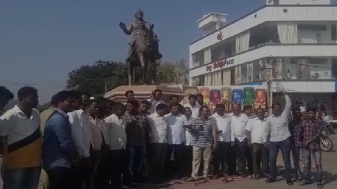 ಸಚಿವರಾದ ಜಾರಕಿಹೊಳಿ: ಉತ್ತರ ಕರ್ನಾಟಕದ ಹುಲಿಗೆ ಜೈ ಎಂದ ಅಭಿಮಾನಿಗಳು ಸಚಿವರಾದ ಜಾರಕಿಹೊಳಿ: ಉತ್ತರ ಕರ್ನಾಟಕದ ಹುಲಿಗೆ ಜೈ ಎಂದ ಅಭಿಮಾನಿಗಳು