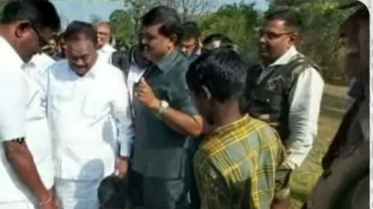 'செருப்பை கழட்டுடா' விவகாரம்..! சிறுவனை பெற்றோருடன் சந்தித்து வருத்தம் தெரிவித்த அமைச்சர்..! 'செருப்பை கழட்டுடா' விவகாரம்..! சிறுவனை பெற்றோருடன் சந்தித்து வருத்தம் தெரிவித்த அமைச்சர்..!