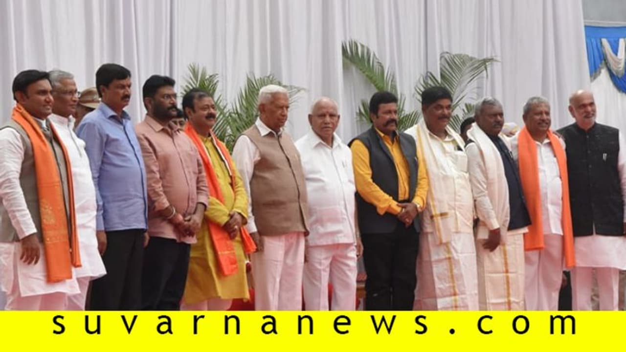 ವಿಡಿಯೋ ಗ್ಯಾಲರಿ | ರಾಜಭವನದಲ್ಲಿ ನೂತನ ಸಚಿವರ ಪ್ರಮಾಣ ವಚನದ ಝಲಕ್ ವಿಡಿಯೋ ಗ್ಯಾಲರಿ | ರಾಜಭವನದಲ್ಲಿ ನೂತನ ಸಚಿವರ ಪ್ರಮಾಣ ವಚನದ ಝಲಕ್