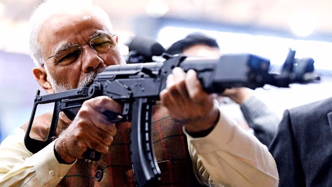 'গান কি বাত', এবার অ্যাসল্ট রাইফেল থেকে গুলি ছুঁড়লেন স্বয়ং নরেন্দ্র মোদী 'গান কি বাত', এবার অ্যাসল্ট রাইফেল থেকে গুলি ছুঁড়লেন স্বয়ং নরেন্দ্র মোদী