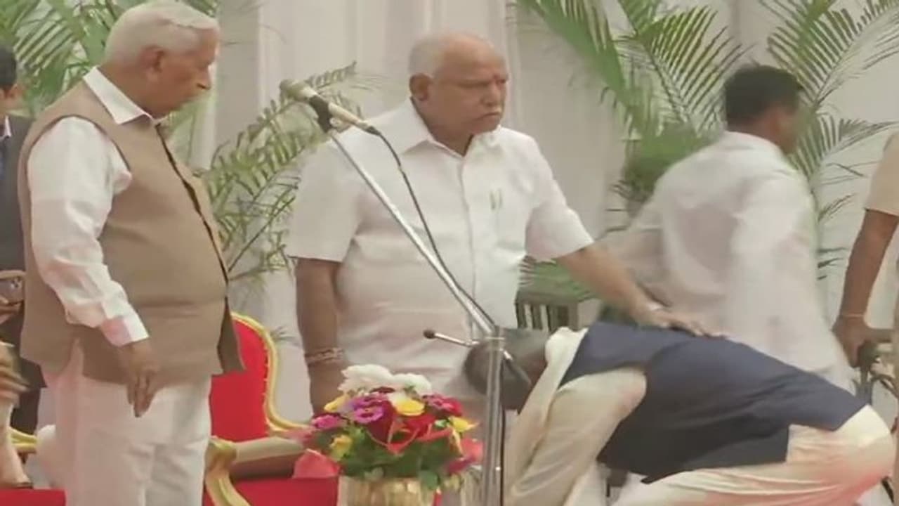 BSY ಕಾಲಿಗೆ ನೂತನ ಸಚಿವರ ನಮೋ ನಮಃ: ಬೆಳಗಾವಿ ಸಾಹುಕಾರ ನೋ ವೇ..! BSY ಕಾಲಿಗೆ ನೂತನ ಸಚಿವರ ನಮೋ ನಮಃ: ಬೆಳಗಾವಿ ಸಾಹುಕಾರ ನೋ ವೇ..!