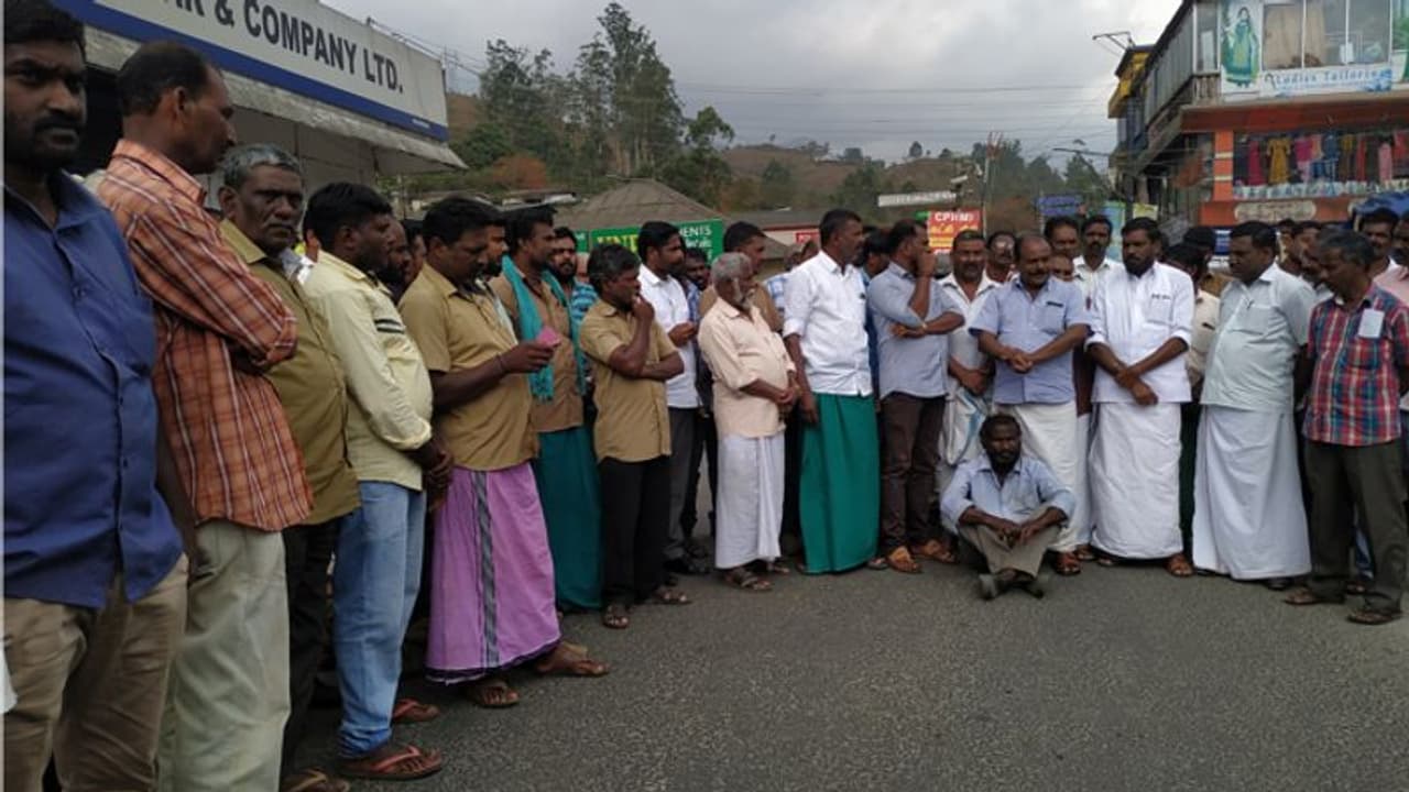 ഒരു ആര് ടി ഒ ഓഫീസീനെചൊല്ലി രണ്ടിടത്ത് സമരം; മൂന്നാറിലും അടിമാലിയിലും നാടകീയസംഭവങ്ങള് ഒരു ആര് ടി ഒ ഓഫീസീനെചൊല്ലി രണ്ടിടത്ത് സമരം; മൂന്നാറിലും അടിമാലിയിലും നാടകീയസംഭവങ്ങള്