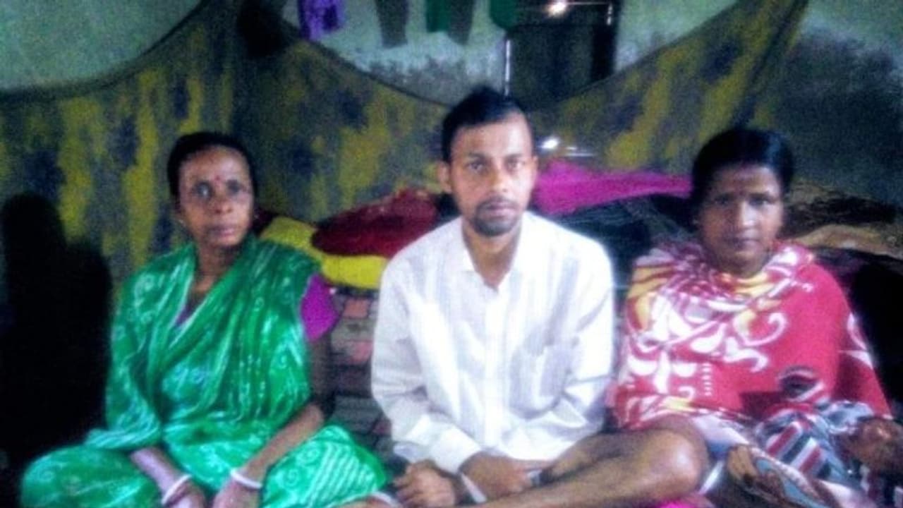 কঠিন অসুখে শয্যাশায়ী ঘুগনি বিক্রেতা, অনাহারে দিন কাটছে পরিবারের কঠিন অসুখে শয্যাশায়ী ঘুগনি বিক্রেতা, অনাহারে দিন কাটছে পরিবারের