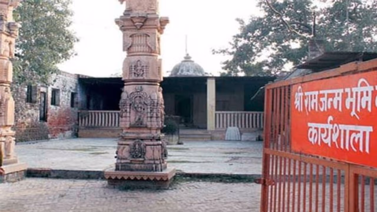 राम मंदिर ट्रस्ट में पुराने लोगों को शामिल नहीं करने पर नाराज संत समाज, बोले जरूरत पड़ी तो आंदोलन करेंगे राम मंदिर ट्रस्ट में पुराने लोगों को शामिल नहीं करने पर नाराज संत समाज, बोले जरूरत पड़ी तो आंदोलन करेंगे