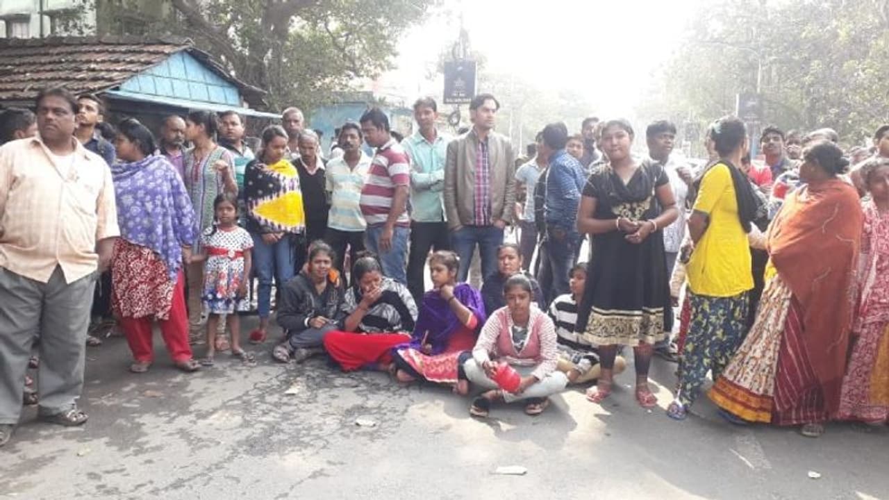 ক্রমশই উত্তপ্ত হচ্ছে ট্যাংরার পরিস্থিতি, হাতে টাকা নিয়ে প্রতিবাদ স্থানীয়দের