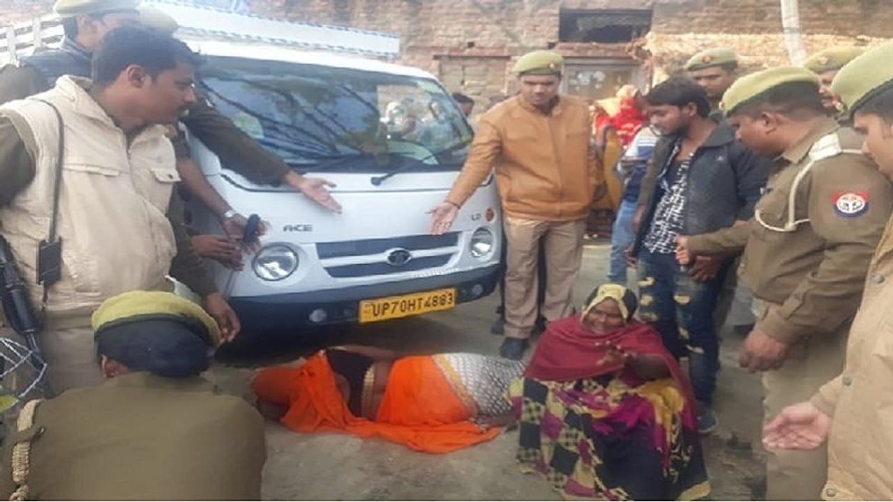 घर में मिला एक ही परिवार चार के सदस्यों का शव, जांच में ये बातें आ रहीं सामने घर में मिला एक ही परिवार चार के सदस्यों का शव, जांच में ये बातें आ रहीं सामने