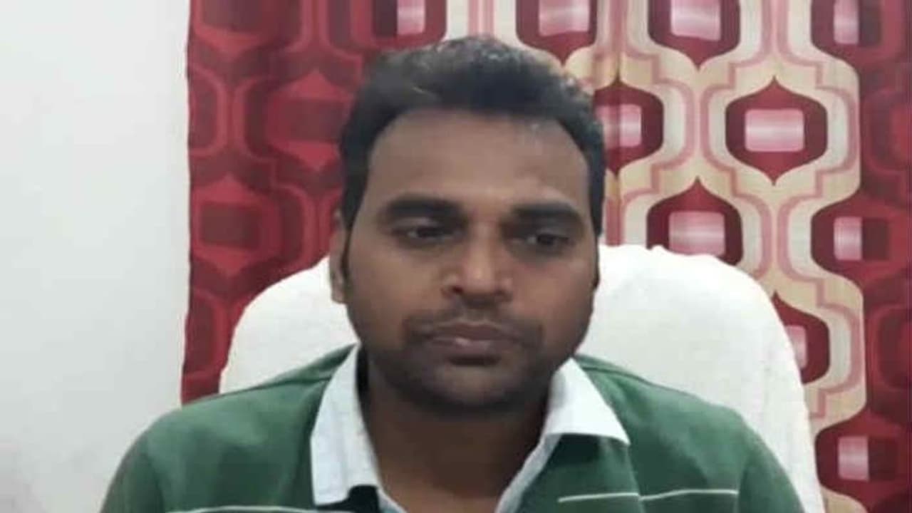 लाखों रुपए के साथ नरकटियागंज BDO को निगरानी विभाग ने पकड़ा, पूछताछ लाखों रुपए के साथ नरकटियागंज BDO को निगरानी विभाग ने पकड़ा, पूछताछ