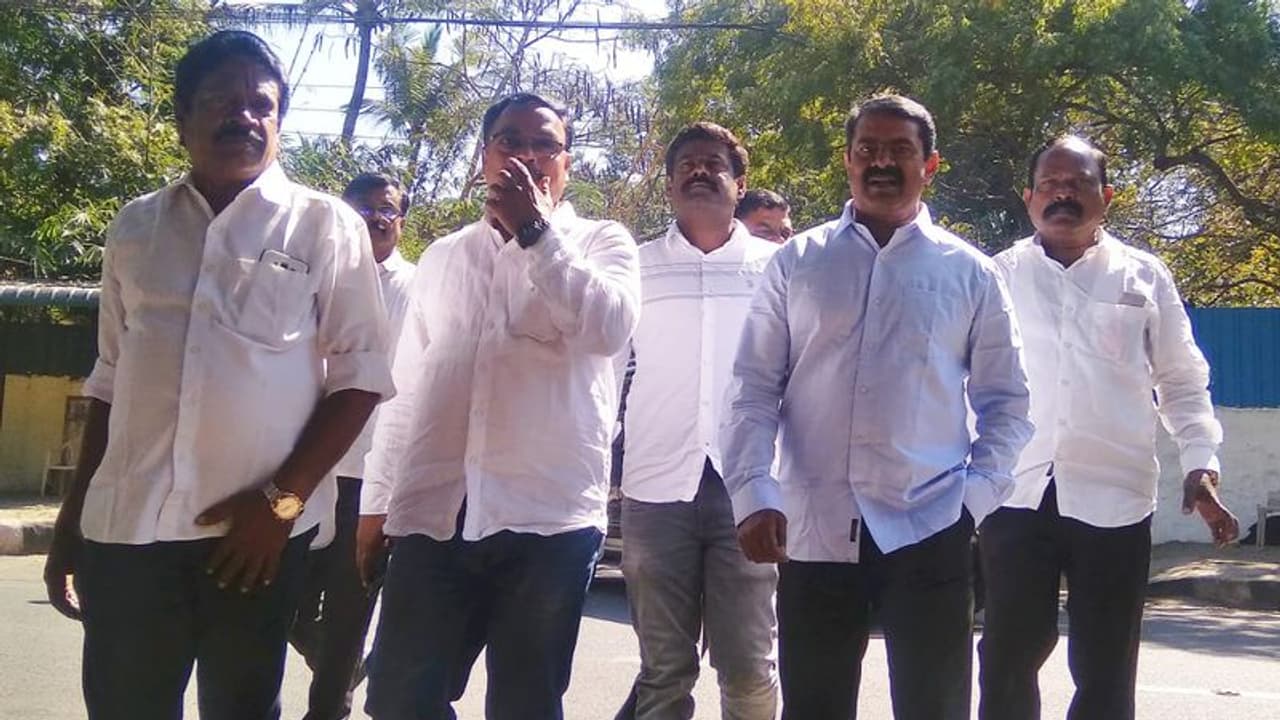 தமிழர்களை வைத்து அரசியில்...!! சீமானுக்கும் கம்யூனிஸ்டுகளுக்கு முற்றிய மோதல்..!! தமிழர்களை வைத்து அரசியில்...!! சீமானுக்கும் கம்யூனிஸ்டுகளுக்கு முற்றிய மோதல்..!!