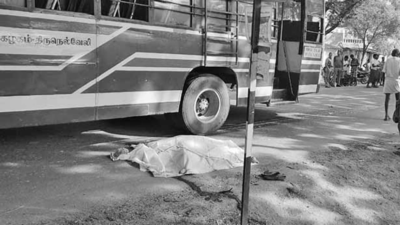 கைக்குழந்தையுடன் பேருந்து சக்கரத்தில் சிக்கிய பெண்..! கணவர் கண்முன்னே துடிதுடித்து பலி..! கைக்குழந்தையுடன் பேருந்து சக்கரத்தில் சிக்கிய பெண்..! கணவர் கண்முன்னே துடிதுடித்து பலி..!