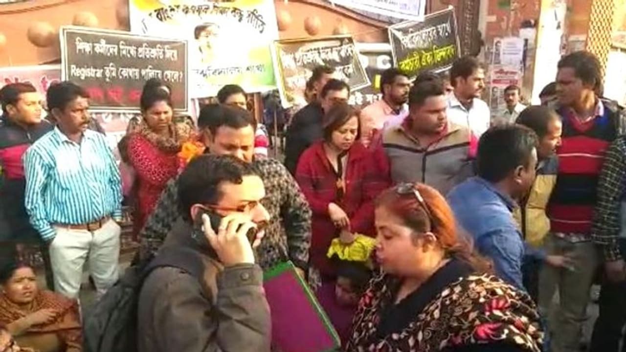 গৌড়বঙ্গ বিশ্ববিদ্যালয়ে ঢুকতে বাধা, রেজিস্ট্রারের পথ আটকাল তৃণমূল গৌড়বঙ্গ বিশ্ববিদ্যালয়ে ঢুকতে বাধা, রেজিস্ট্রারের পথ আটকাল তৃণমূল