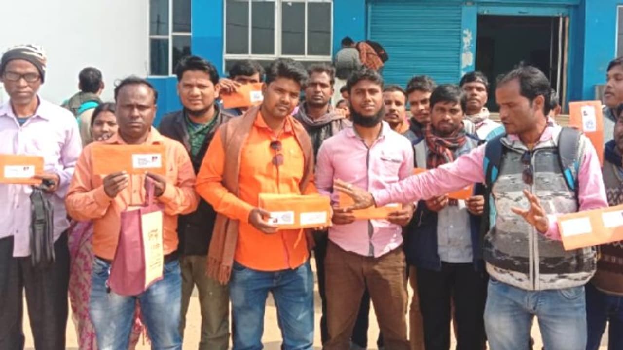 প্রতিশ্রুতিই সার,বেতন বৃদ্ধির দাবিতে মমতাকে দু'হাজার রেজিস্ট্রি চিঠি সম্পদ কর্মীদের