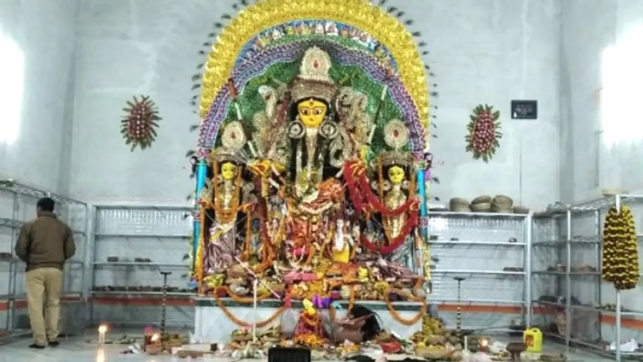 মাঘ মাসে দুর্গা পুজো, মুর্শিদাবাদে জমে উঠেছে সম্প্রীতির রাজ রাজেশ্বরী উৎসব মাঘ মাসে দুর্গা পুজো, মুর্শিদাবাদে জমে উঠেছে সম্প্রীতির রাজ রাজেশ্বরী উৎসব
