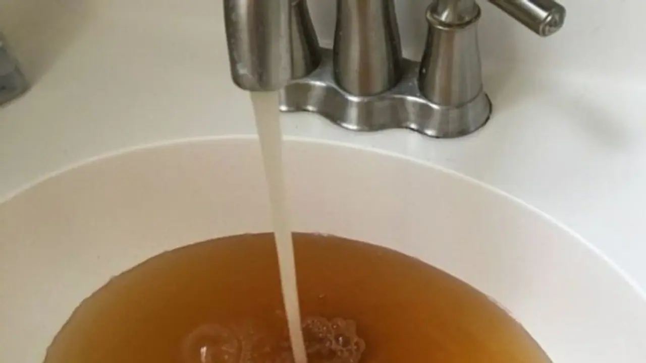 রাতারাতি গৃহস্থ বাড়ি হয়ে গেল শুড়িখানা, জলের কল খুললে পড়ছে শুধুই মদ রাতারাতি গৃহস্থ বাড়ি হয়ে গেল শুড়িখানা, জলের কল খুললে পড়ছে শুধুই মদ