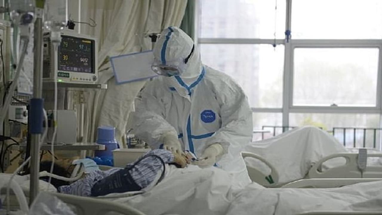 করোনা ভাইরাসের মারণ তথ্য সামনে আনায় চাইতে হয় ক্ষমা, লি এর কাহিনি প্রেরণা দেবে