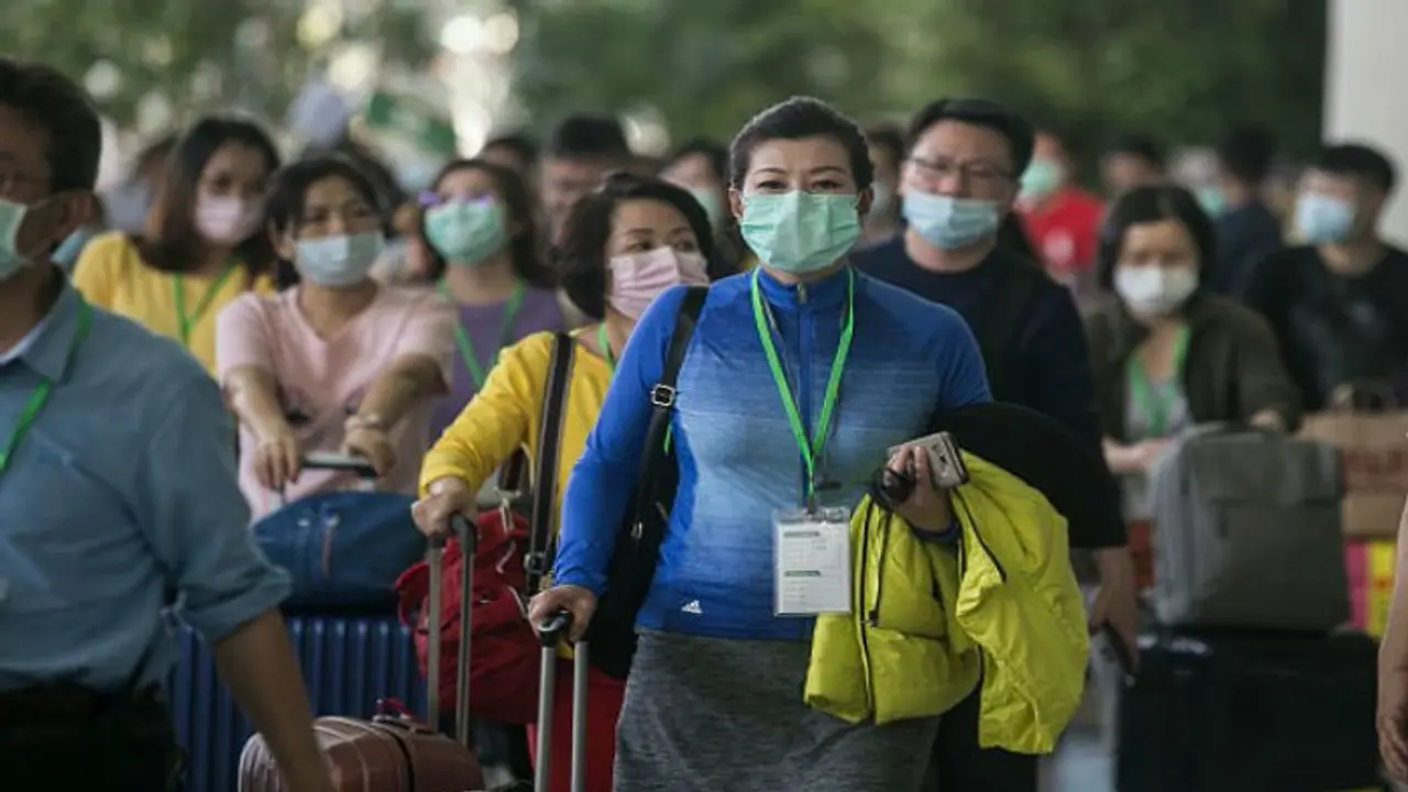 করোনা ভাইরাসের গ্রাসে অর্থনীতিতে টালমাটাল, ধাক্কা শেয়ারবাজার থেকে পর্যটন শিল্পে
