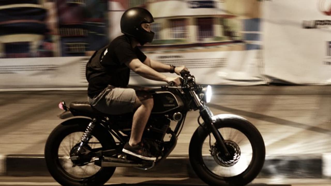 हेलमेट खोला तो फूल गए हाथ पैर हेलमेट खोला तो फूल गए हाथ पैर