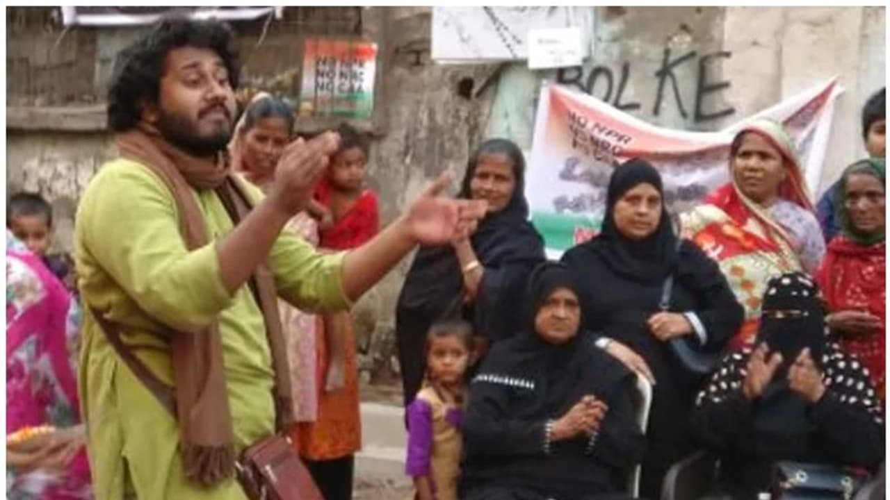 ট্যাক্সিতে সিএএ বিরোধী আলোচনা, উবার চালক প্রতিবাদী কবিকে ঢুকিয়ে দিল থানায় ট্যাক্সিতে সিএএ বিরোধী আলোচনা, উবার চালক প্রতিবাদী কবিকে ঢুকিয়ে দিল থানায়