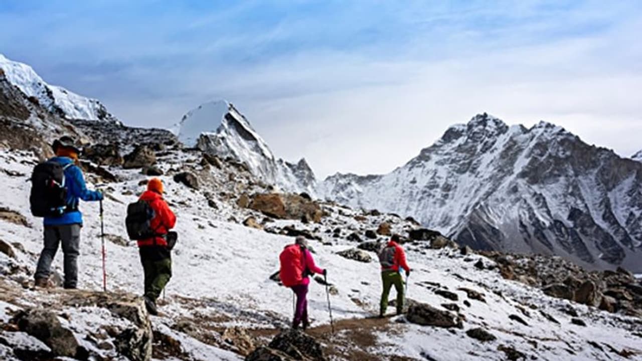 করোনাভাইরাসের কোপ মাউন্ট এভারেস্টেও , নেপালে কর্মহীন প্রায় ২০,০০০