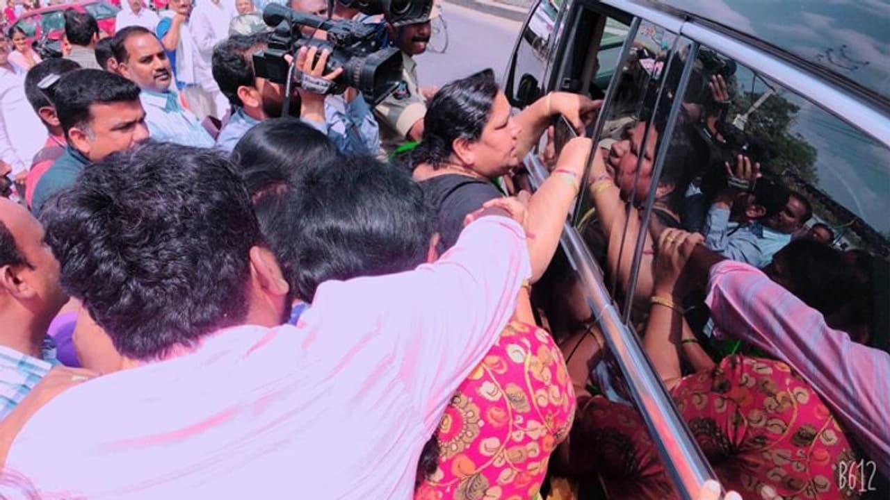 మహిళల ఆగ్రహం... స్వరూపానంద సరస్వతికి తాకిన రాజధాని సెగ మహిళల ఆగ్రహం... స్వరూపానంద సరస్వతికి తాకిన రాజధాని సెగ