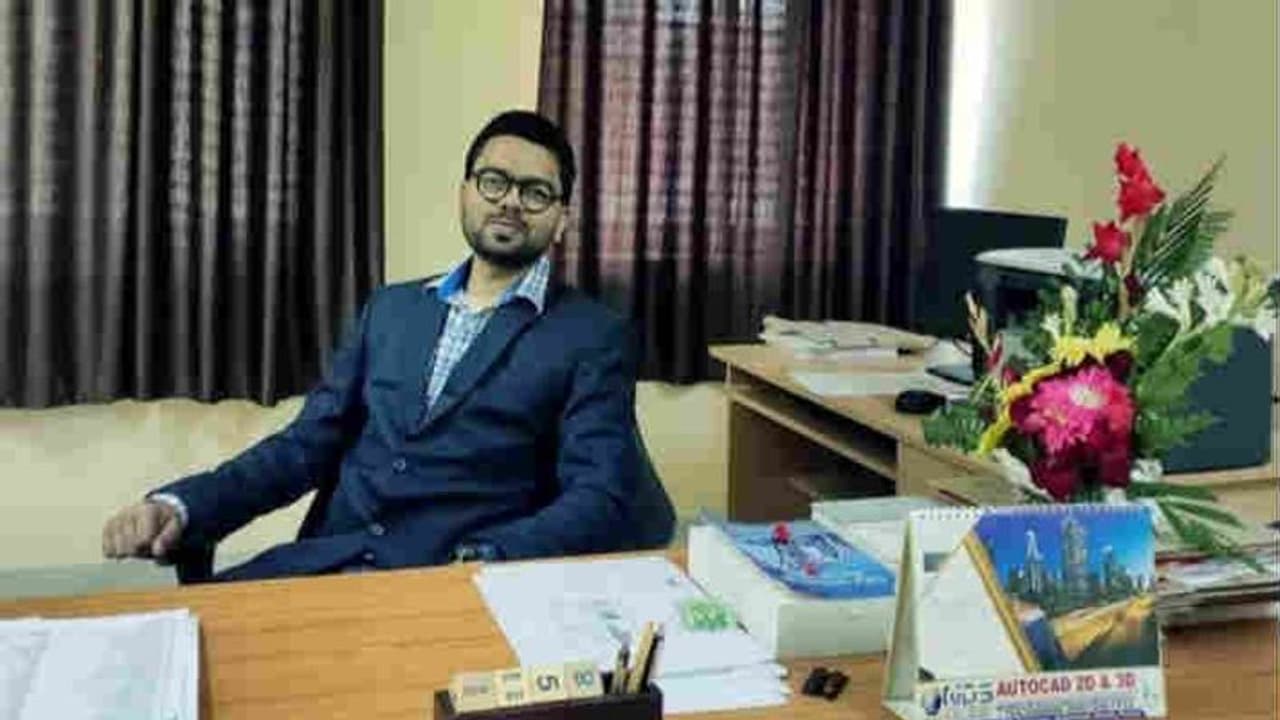 किसान परिवार में जन्म, तंगहाली में पढ़ बने प्रोफेसर, फिर भी रही पढ़ने की ललक, अब मिले 2 गोल्ड मेडल किसान परिवार में जन्म, तंगहाली में पढ़ बने प्रोफेसर, फिर भी रही पढ़ने की ललक, अब मिले 2 गोल्ड मेडल