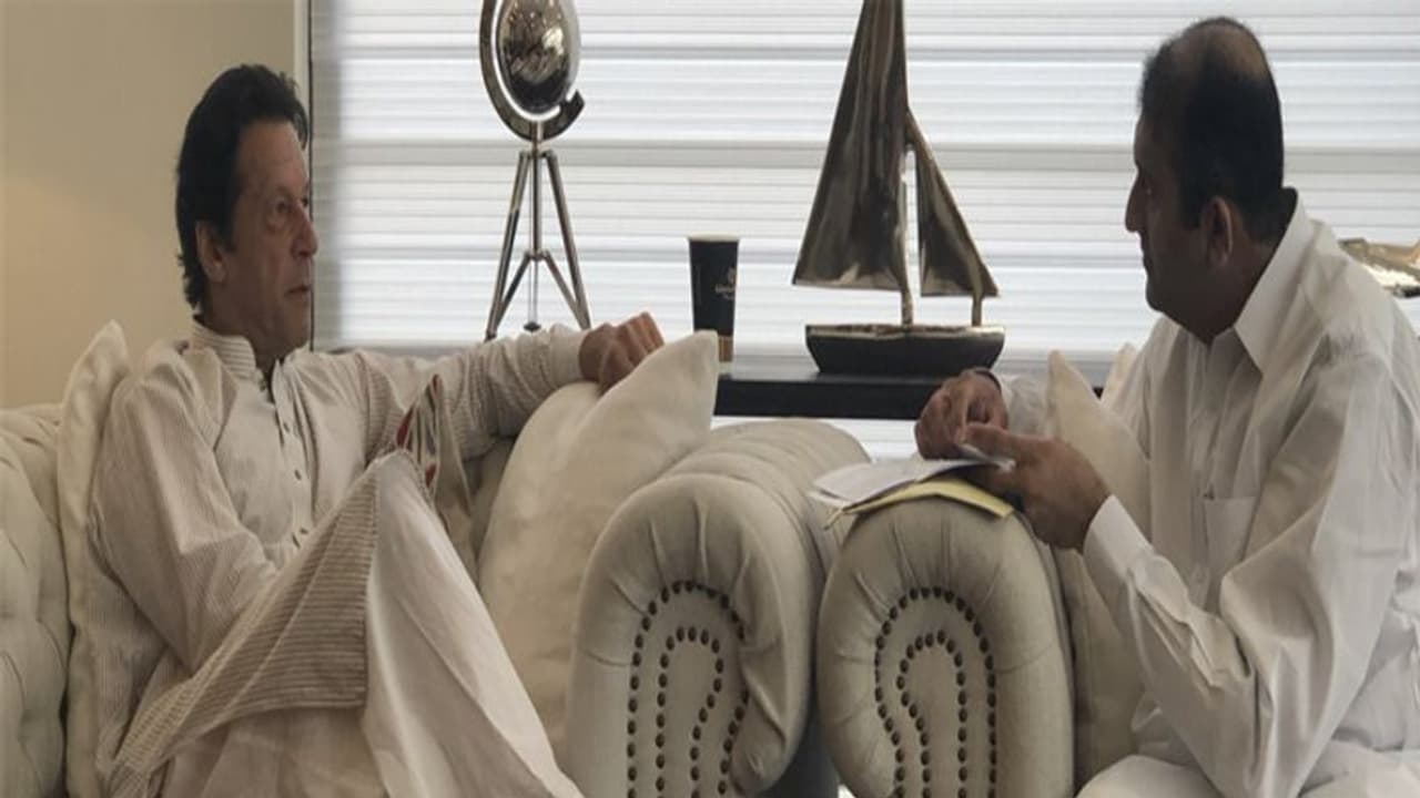 इमरान खान के एक नेता ने हिंदुओं के खिलाफ लगाए थे पोस्टर, अब मांगनी पड़ी माफी इमरान खान के एक नेता ने हिंदुओं के खिलाफ लगाए थे पोस्टर, अब मांगनी पड़ी माफी