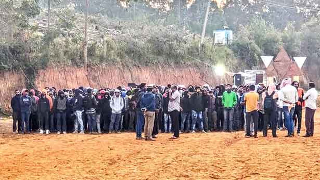 276 இளைஞர்களுடன் 6 இளம்பெண்கள்... நள்ளிரவில் நடுக்காட்டுக்குள் கையும் களவுமாக சிக்கிய சம்பவம்..!