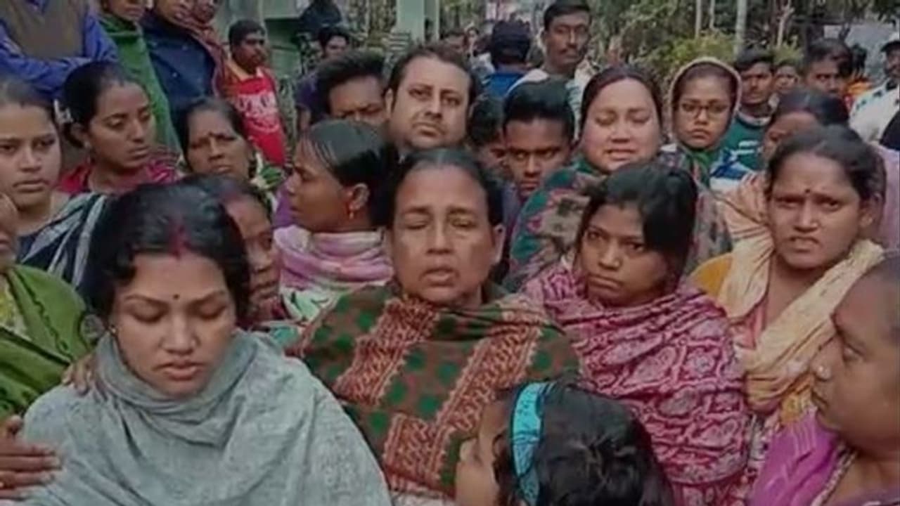 সামান্য সাইকেলের ধাক্কা, ছেলের সামনেই পিটিয়ে মারা হল বাবাকে সামান্য সাইকেলের ধাক্কা, ছেলের সামনেই পিটিয়ে মারা হল বাবাকে