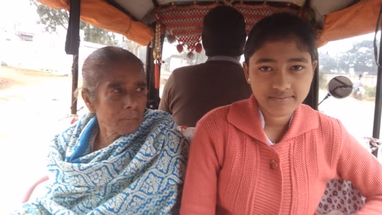 বৃদ্ধা মাকে নির্যাতন দম্পতির, প্রতিবাদে গর্জে উঠল তিন স্কুল পড়ুয়া বৃদ্ধা মাকে নির্যাতন দম্পতির, প্রতিবাদে গর্জে উঠল তিন স্কুল পড়ুয়া