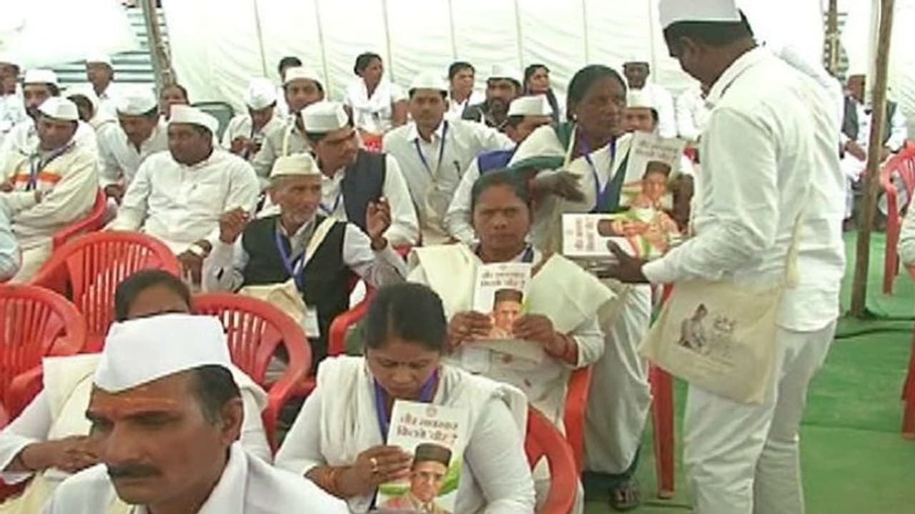 माघ मेले में कांग्रेस कार्यकर्ताओं को बांटी गई किताब, सावरकर को सांप्रदायिक मानसिकता वाला व्यक्ति बताया गया माघ मेले में कांग्रेस कार्यकर्ताओं को बांटी गई किताब, सावरकर को सांप्रदायिक मानसिकता वाला व्यक्ति बताया गया