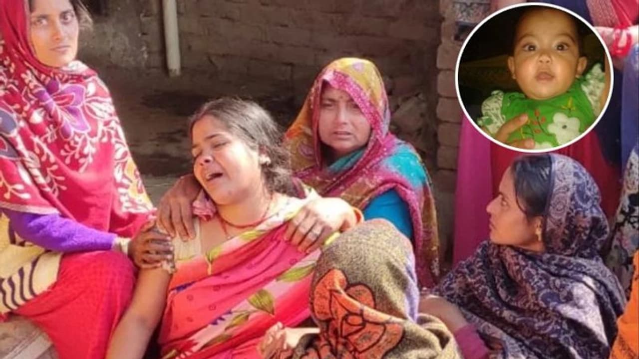 एक साल की बेटी को रजाई में सुलाकर गई मां, लौटी तो बिस्तर से चिपकी मिली मासूम की लाश एक साल की बेटी को रजाई में सुलाकर गई मां, लौटी तो बिस्तर से चिपकी मिली मासूम की लाश