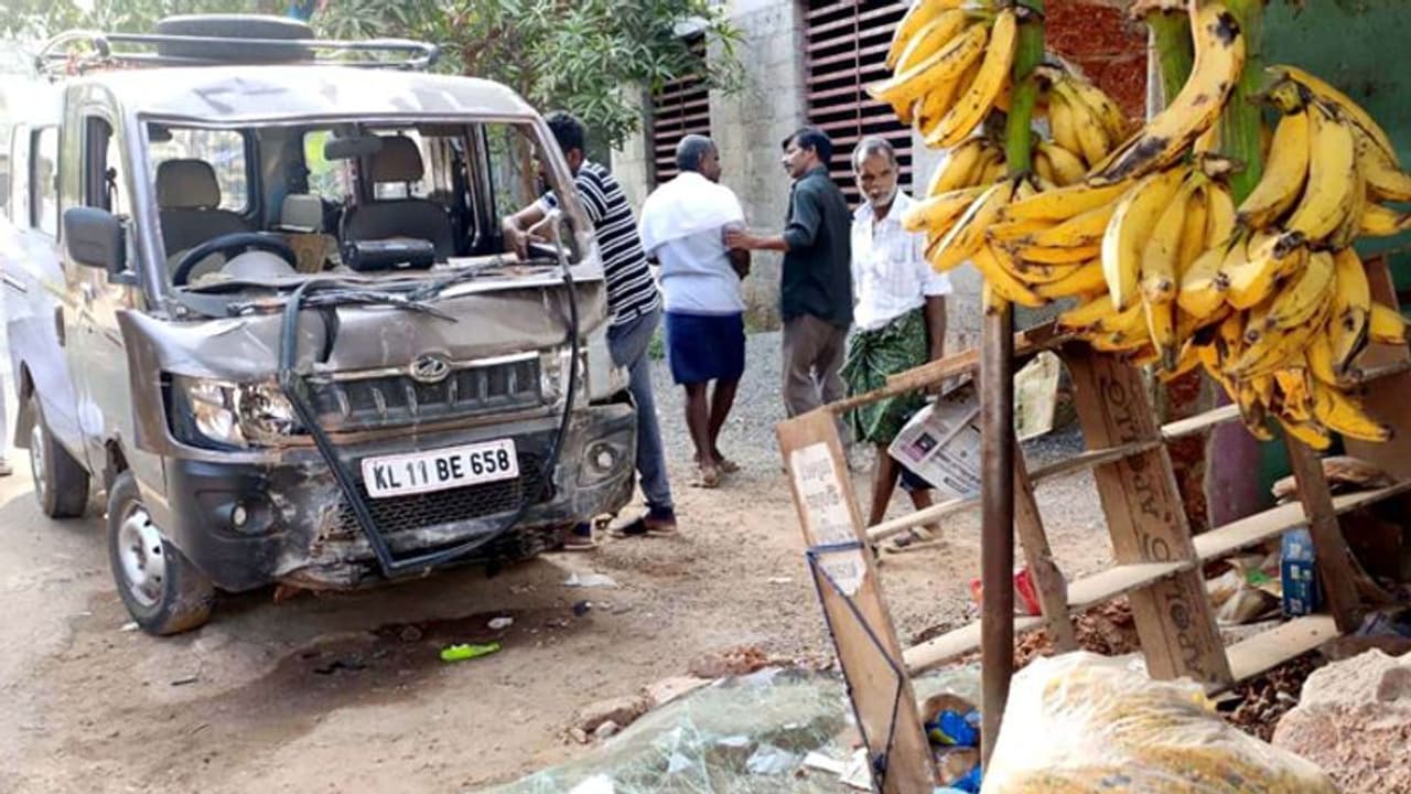 ഓടുന്ന വാഹനത്തില് തമ്മിലടിച്ച് ഡ്രൈവറും ജീവനക്കാരനും; കടയിലേക്ക് ഇടിച്ച് കയറി കാര് ഓടുന്ന വാഹനത്തില് തമ്മിലടിച്ച് ഡ്രൈവറും ജീവനക്കാരനും; കടയിലേക്ക് ഇടിച്ച് കയറി കാര്
