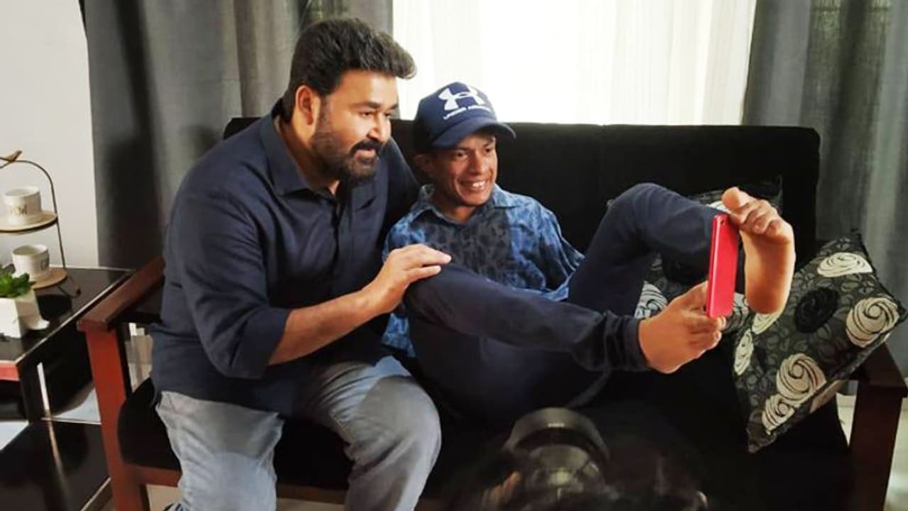 അതിഥിയായി മോഹന്ലാല്; 'ഒടിയനെ' വരച്ചുനല്കി പ്രണവ് അതിഥിയായി മോഹന്ലാല്; 'ഒടിയനെ' വരച്ചുനല്കി പ്രണവ്