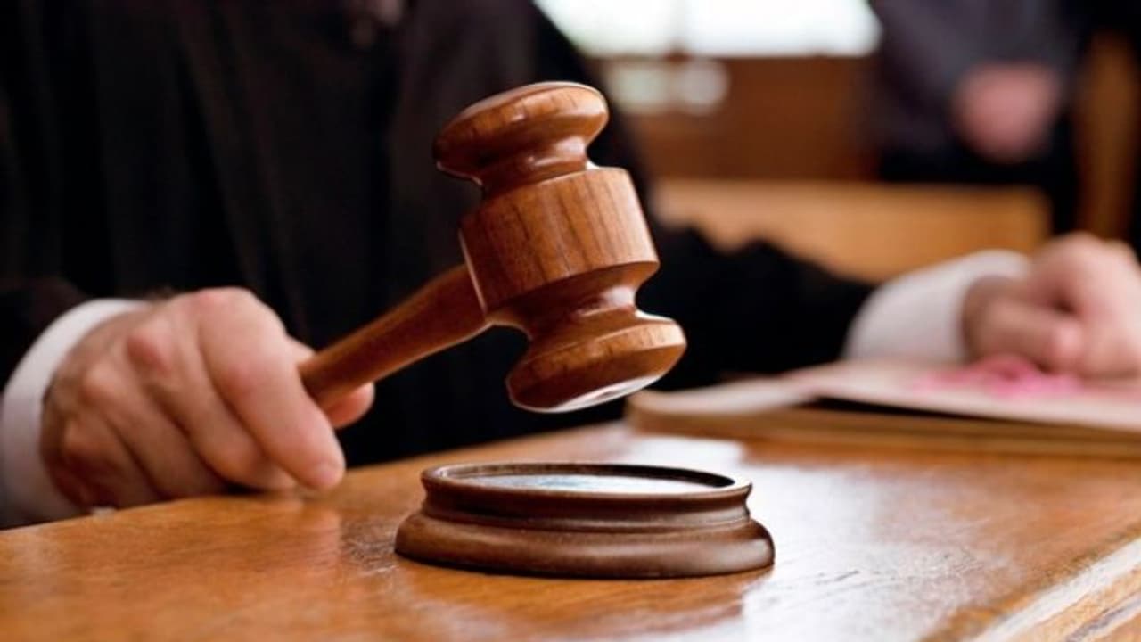 എട്ടാം ക്ലാസുകാരിയെ ലൈംഗികമായി പീഡിപ്പിച്ച കേസിൽ പ്രതികൾക്ക് 30 വർഷം തടവ്, ലക്ഷം രൂപ പിഴ എട്ടാം ക്ലാസുകാരിയെ ലൈംഗികമായി പീഡിപ്പിച്ച കേസിൽ പ്രതികൾക്ക് 30 വർഷം തടവ്, ലക്ഷം രൂപ പിഴ