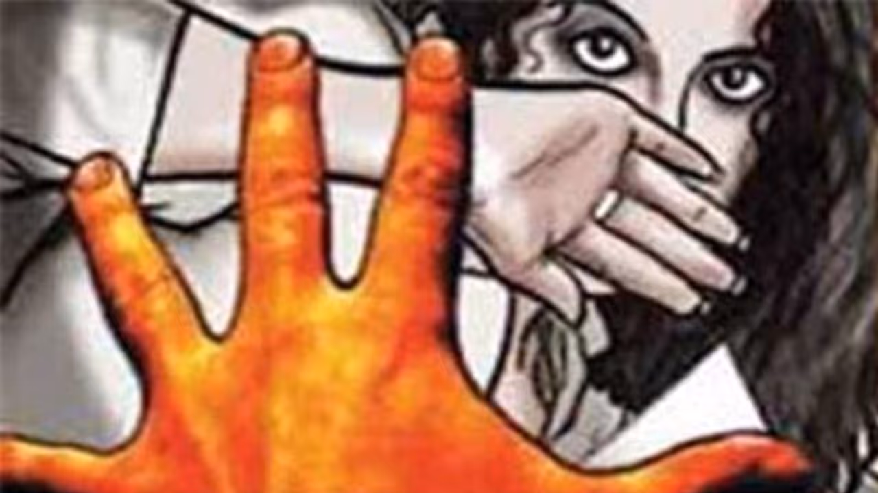 நள்ளிரவில் கதவை தட்டி உல்லாசத்திற்கு அழைத்த வாலிபர்..! அதிர்ச்சியில் அலறிய இளம்பெண்..! நள்ளிரவில் கதவை தட்டி உல்லாசத்திற்கு அழைத்த வாலிபர்..! அதிர்ச்சியில் அலறிய இளம்பெண்..!