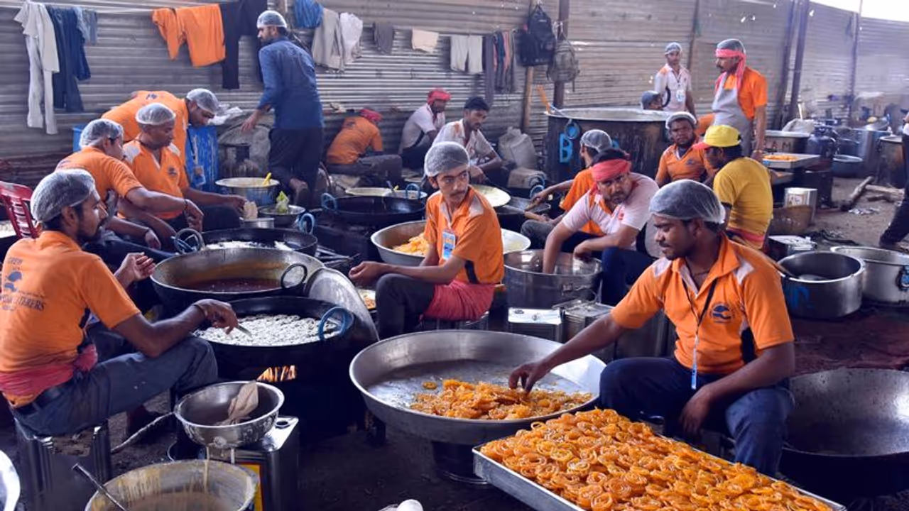 Haveri: ಸಾಹಿತ್ಯ ಸಮ್ಮೇಳನಕ್ಕೆ ಸಿದ್ಧವಾಗುತ್ತಿದೆ ಭಕ್ಷ್ಯ ಭೋಜನ: ಈಗಾಗಲೇ ಸಿಹಿ ತಿಂಡಿ ತಯಾರಿ Haveri: ಸಾಹಿತ್ಯ ಸಮ್ಮೇಳನಕ್ಕೆ ಸಿದ್ಧವಾಗುತ್ತಿದೆ ಭಕ್ಷ್ಯ ಭೋಜನ: ಈಗಾಗಲೇ ಸಿಹಿ ತಿಂಡಿ ತಯಾರಿ