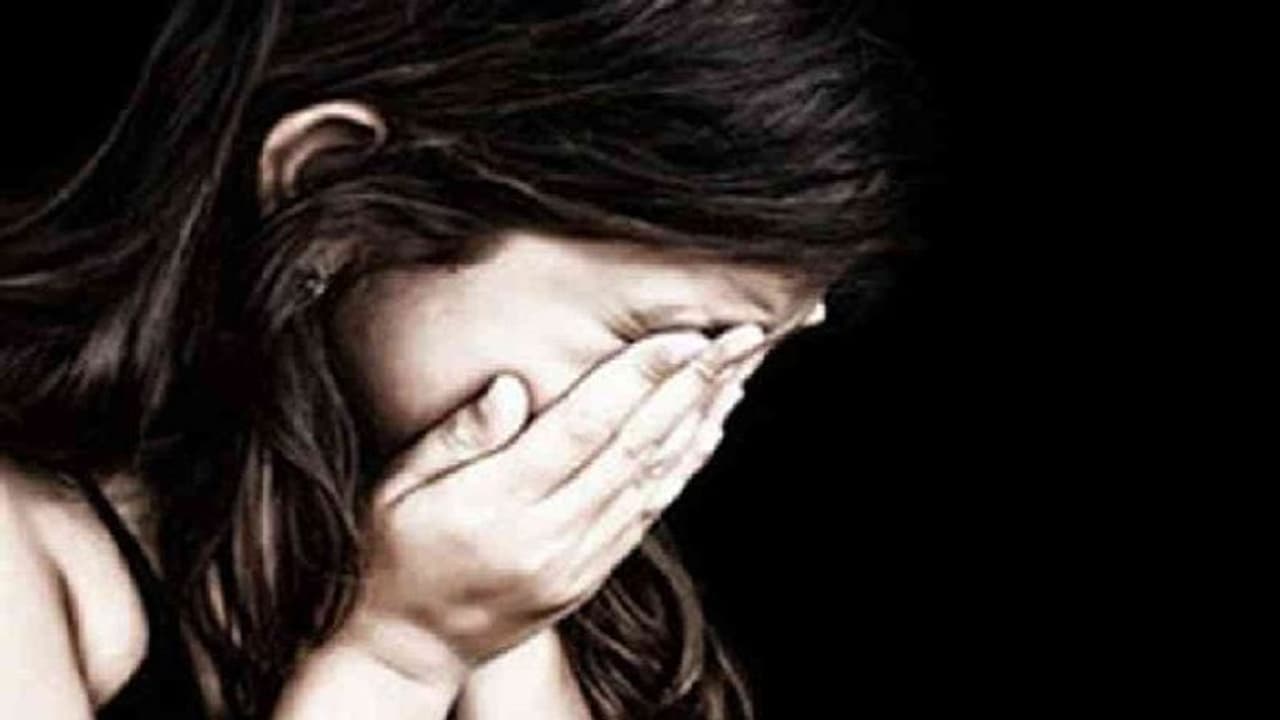 6 साल की बच्ची से दरिंदगी, खेत में मासूम को देख उड़ गए महिलाओं के होश 6 साल की बच्ची से दरिंदगी, खेत में मासूम को देख उड़ गए महिलाओं के होश