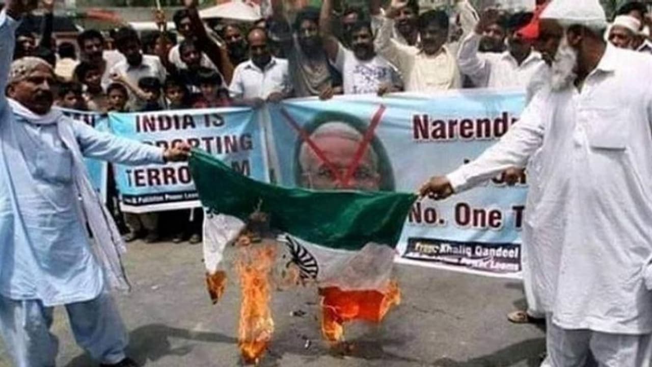 Fact Check: ಶಾಹೀನ್ ಬಾಗ್ ಪ್ರತಿಭಟನೆಯಲ್ಲಿ ರಾಷ್ಟ್ರಧ್ವಜ ಸುಟ್ಟರಾ? Fact Check: ಶಾಹೀನ್ ಬಾಗ್ ಪ್ರತಿಭಟನೆಯಲ್ಲಿ ರಾಷ್ಟ್ರಧ್ವಜ ಸುಟ್ಟರಾ?