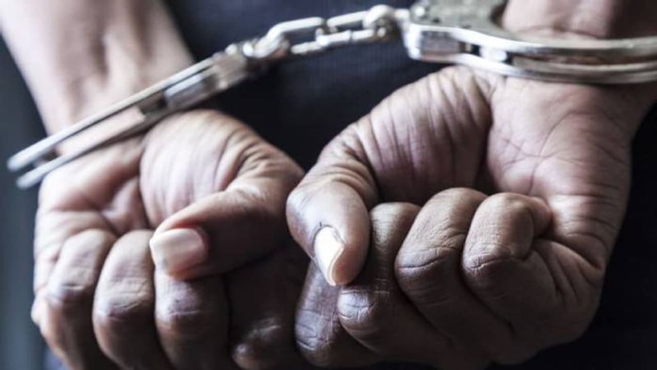 ഭക്ഷണം തയ്യാറാക്കിയില്ലെന്ന് ആരോപിച്ച് അമ്മയെ മർദ്ദിച്ച് കൊന്നു; യുവാവ് അറസ്റ്റിൽ ഭക്ഷണം തയ്യാറാക്കിയില്ലെന്ന് ആരോപിച്ച് അമ്മയെ മർദ്ദിച്ച് കൊന്നു; യുവാവ് അറസ്റ്റിൽ