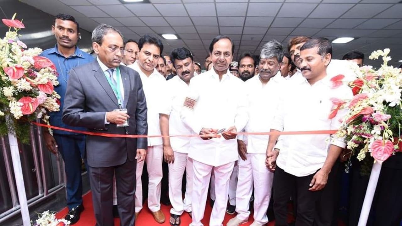 ఒకే ఫ్రేములో కేసీఆర్, రేవంత్: చేతిలో చెయ్యేసి.... చూడడానికి రెండు కళ్ళు చాలవు