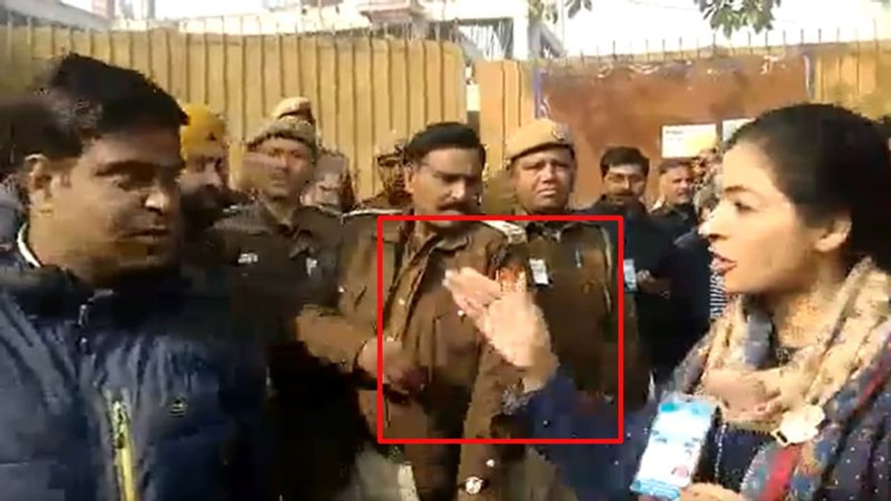 Delhi elections 2020: Watch Alka Lamba trying to slap an AAP worker Delhi elections 2020: Watch Alka Lamba trying to slap an AAP worker