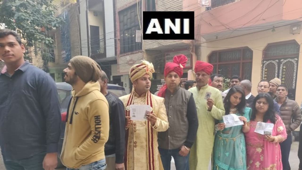 ఢిల్లీ పోలింగ్: పెళ్లి దుస్తుల్లో వచ్చి ఓటేసిన వరుడు, ఫ్యామిలీ ఢిల్లీ పోలింగ్: పెళ్లి దుస్తుల్లో వచ్చి ఓటేసిన వరుడు, ఫ్యామిలీ