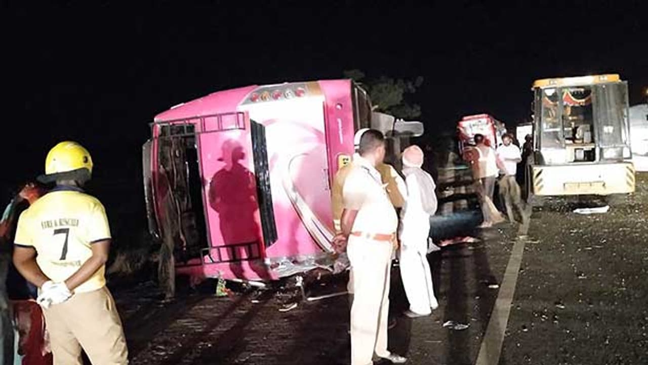 அதிகாலையில் கோர விபத்து..! சுற்றுலா வேன் மீது பயங்கரமாக மோதிய தனியார் பேருந்து..! 3 பெண்கள் உடல்நசுங்கி பலி..!