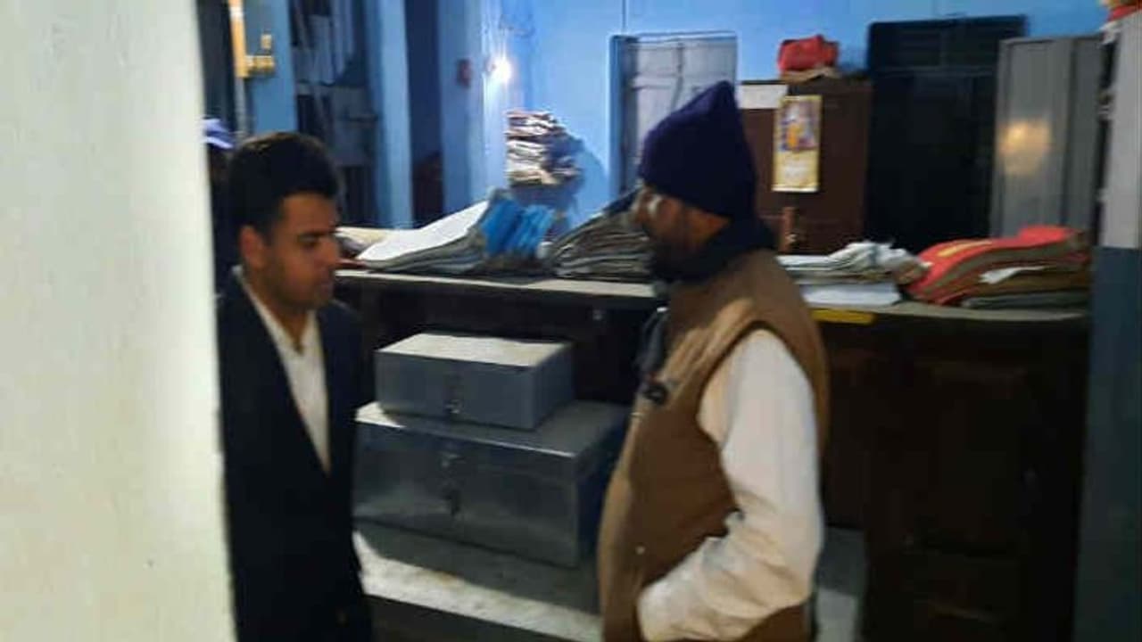 बिहार में नशे में धुत सरकारी कर्मचारी ने महिला डाटा ऑपरेटर से की छेड़खानी, हुआ गिरफ्तार बिहार में नशे में धुत सरकारी कर्मचारी ने महिला डाटा ऑपरेटर से की छेड़खानी, हुआ गिरफ्तार