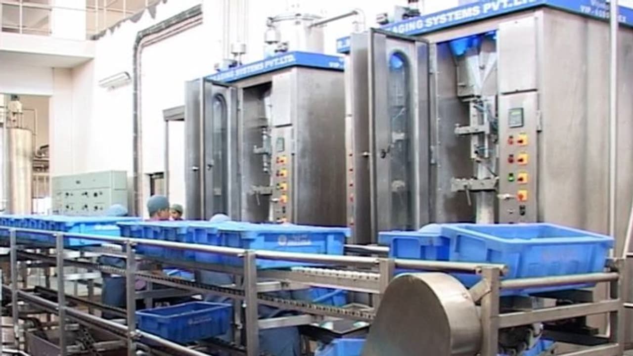 പൊതുജനങ്ങൾക്ക് മിൽമ ഡയറികൾ സന്ദര്ശിക്കാൻ അവസരം; ഉത്പാദനം നേരിട്ട് കാണാം, സാധനങ്ങൾ വിലക്കുറവില് വാങ്ങാം പൊതുജനങ്ങൾക്ക് മിൽമ ഡയറികൾ സന്ദര്ശിക്കാൻ അവസരം; ഉത്പാദനം നേരിട്ട് കാണാം, സാധനങ്ങൾ വിലക്കുറവില് വാങ്ങാം