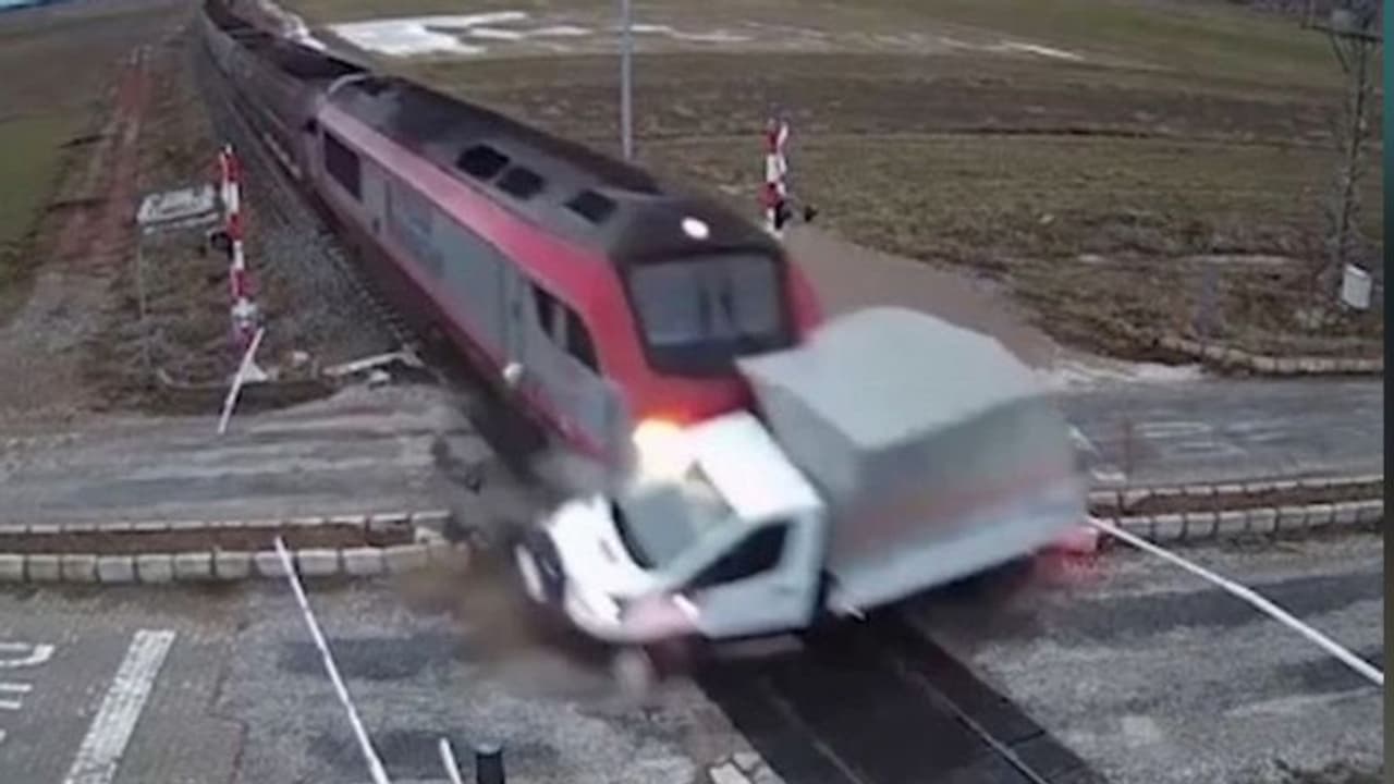 तीर की गति से चली आ रही थी ट्रेन, ब्रेक लगाने का भी नहीं मिला मौका, फिर ड्राइवर का हुआ ऐसा हाल तीर की गति से चली आ रही थी ट्रेन, ब्रेक लगाने का भी नहीं मिला मौका, फिर ड्राइवर का हुआ ऐसा हाल